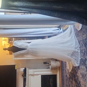 Beautiful off-white lace deep V-Neck dress from Fashion Nova-Size XL